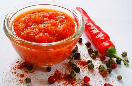Яблочная аджика острая