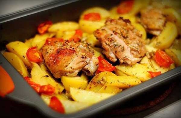 Курица маринованная в кефире и запечённая с картофелем