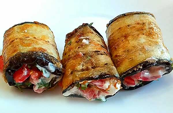 Жареные баклажаны с помидорами и чесноком - рулет