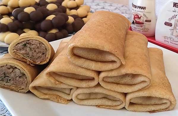 Тонкие блины с мясом и рисом