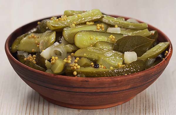 Огурчики маринованные деликатесные (хрустящие, пикантные)