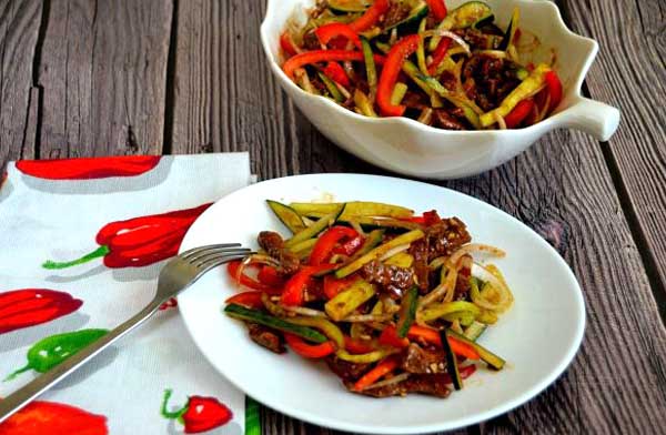 Китайский салат с огурцами и говядиной