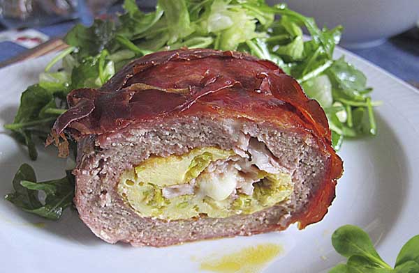 Мясной рулет "Полпеттоне" с начинкой из ветчины и сыра