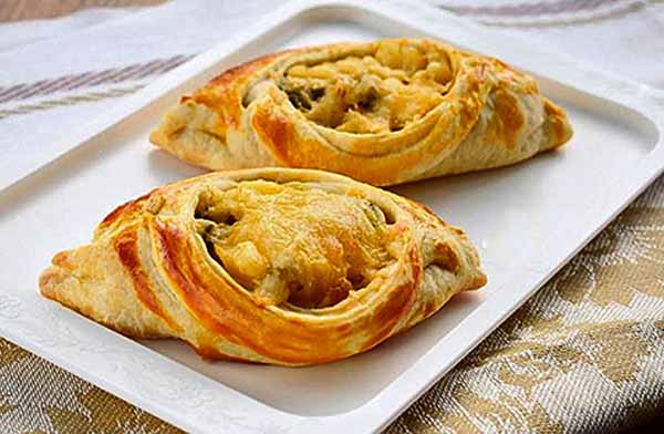Лодочки из слоеного теста с пюре и курицей