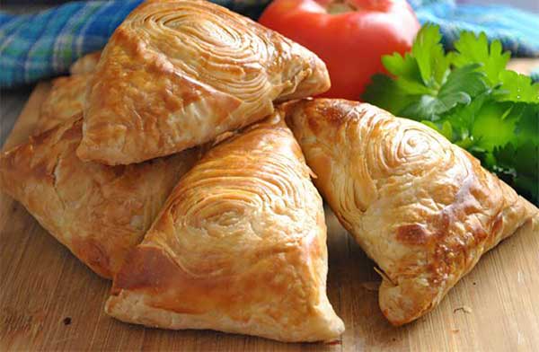 Самса с курицей из слоёного теста