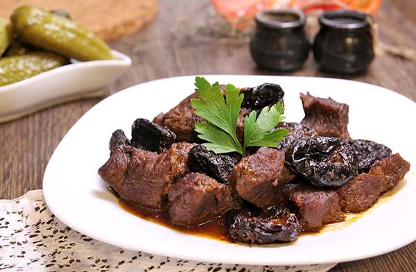 Мясо тушеное с черносливом