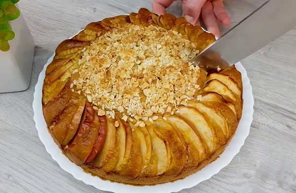 Печем торт из двух яблок с орехами